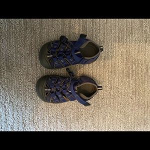 keen boys sandals